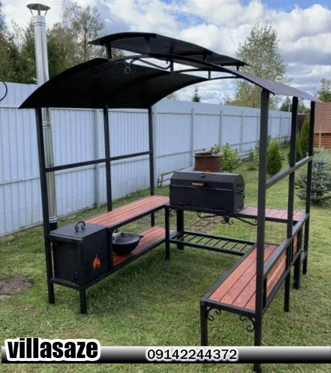 باربیکیو ذغالی ویلایی با آلاچیق فلزی و نیمکت چوبی در فضای باز